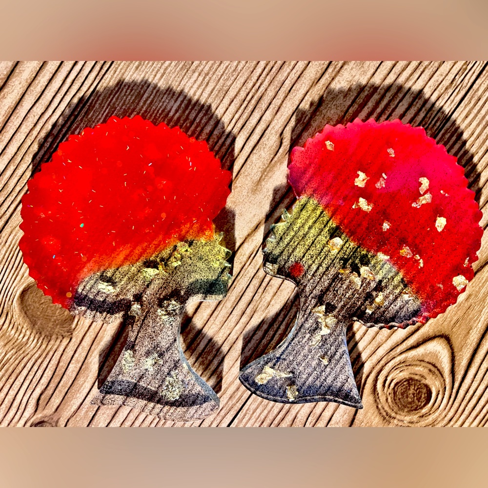 A pair of Afro cup holder made with resin